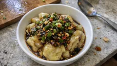 レンジでとろとろ「涼拌茄子」—熱々ねぎ油ソースをかけるだけのさっぱり冷菜